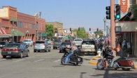 [no_rights] Ville de Cody, Wyoming, Etats-Unis.<br>Nous sommes dans la ville de Buffalo Bill.<br>Notez que le port du casque à moto est une option.