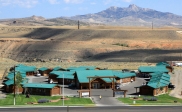 [no_rights] Ville de Cody, Wyoming, Etats-Unis.<br>Le <i>Cody Cowboy Village</i>, où nous avons passé la nuit.<br>Des cabanes en rondins de bois, comme dans le temps.<br>Enfin presque: ils ont ajouté l'air conditionné et la WiFi...