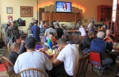 [no_rights] Philipsburg, Montana, Etats-Unis.<br>Intérieur du restaurant <i>Doe Brothers</i>.<br>Le téléviseur diffuse <i>CNN</i>: sujet du jour, l'asile politique accordé à Edward Snowden par la Russie.