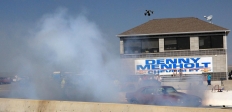 [no_rights] Yellowstone Drag Strip, Acton (Billings), Montana, Etats-Unis.<br>Chaque concurrent doit effectuer un <i>burnout</i> afin de déposer de la gomme sur la piste.<br>Cela améliore l'adhérence. Mais bonjour l'odeur...