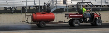 [no_rights] Yellowstone Drag Strip, Acton (Billings), Montana, Etats-Unis.<br>Les essais qualificatifs sont terminés.<br>Il faut maintenant nettoyer la piste de la gomme qui la souille, avec un puissant solvant.<br><i>Je lui trouve une odeur d'acétone - Y'en a.</i>