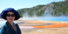 [no_rights] Parc national de Yellowstone, Wyoming, Etats-Unis.<br>Une Française me drague devant la source <i>Grand Prismatic</i>.<br>Promesse d'en voir de toutes les couleurs ?