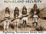 [no_rights] Champ de bataille de Little Bighorn, Montana, Etats-Unis.<br><i>Homeland Security, fighting terrorism since 1492</i>.<br>Soit <i>Sécurité Intérieure, combattant le terrorisme depuis 1492</i>.<br>Cette affiche dénonce les actes de génocide des Colons, en utilisant le langage du Gouvernement américain.