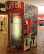 [no_rights] Mall de Billings, Montana, Etats-Unis.<br>Un <i>Hurricane simulator</i> (Simulateur d'ouragan) à 2 Dollars.<br>Y'a vraiment des moments où on préfère renoncer à comprendre...