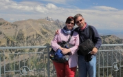 [no_rights] Sommet de la <i>Rendezvous Mountain</i>, 3185 mètres, Wyoming, Etats-Unis.<br>Deux touristes posent devant le <i>Grand Teton</i>.<br>Notez les motifs de la rembarde, avec une figure de rodéo: on est bien au Wyoming !