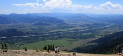 [no_rights] Sommet de la <i>Rendezvous Mountain</i>, 3185 mètres, Wyoming, Etats-Unis.<br>Vue sur la vallée de la <i>Snake River</i>.<br>En bas, l'acteur américain Harrison Ford possède un ranch. Pas mal comme endroit...