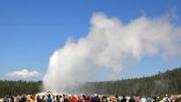 [no_rights] Parc national de Yellowstone, Wyoming, Etats-Unis.<br>Le <i>Old Faithful Geyser</i> jaillit durant quelques minutes, à des intervalles plus ou moins réguliers.<br>Les curieux du premier rang ont eu droit à une douche naturelle !