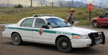 [no_rights] Parc national de Yellowstone, Wyoming, Etats-Unis.<br>Les Park Rangers sont la police des Parcs nationaux.<br>Ils doivent contrôler l'enthousiasme parfois débordant des touristes. Pas facile...