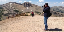 [no_rights] Sommet de la <i>Rendezvous Mountain</i>, 3185 mètres, Wyoming, Etats-Unis.<br>Un Paparazzi en train de shooter le ranch de l'acteur Harrison Ford.
