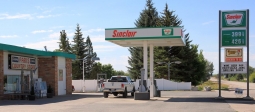 [no_rights] Station service de Paris, Idaho, Etats-Unis.<br>Le 11 août 2013, le gallon d'essence sans plomb vaut 3,999 Dollars; le gazole est à 4,269 Dollars.<br>Cela fait environ 0,79 €/l de sans plomb, et 0,84 €/l de gazole.<br>C'est bien moins cher qu'en France, mais ça a sérieusement augmenté depuis 5 ans.<br>En janvier 2007, le sans plomb coûtait 0,44 €/l.<br>Notez que le gazole est plus cher que le sans plomb.
