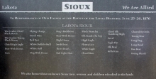 [no_rights] Champ de bataille de Little Bighorn, Montana, Etats-Unis.<br>Plaque de granit donnant les noms de Guerriers Sioux tombés à la bataille.<br>Le texte précise qu'il honore aussi les Sioux inconnus, hommes, femmes et enfants tués durant la bataille.<br>D'autres plaques donnent les noms de Guerriers Cheyennes et Arapaho.