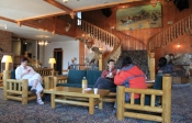 [no_rights] Hall de l'hôtel <i>Stage Coach Inn</i>, à West Yellowstone, Montana, Etats-Unis.<br>La WiFi n'est disponible que dans le hall: c'est l'Amérique.<br>Observez les pensionnaires de droite: Yellowstone est envahi par les Chinois.