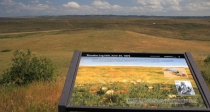 [no_rights] Champ de bataille de Little Bighorn, Montana, Etats-Unis.<br>La plaque indique que cette colline <i> était occupée par des Lakotas et des Cheyennes</i>,<br>faisant feu sur des soldats réfugiés derrière une barricade de chevaux.