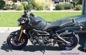 [no_rights] Yamaha MT-09, modèle 2014.<br>Cliché pris à la volée, le 13 août 2013, à Salt Lake City, Utah.<br><font size='-1'>Remarquez l'inscription <i>FZ-09</i> à l'arrière: Yamaha a changé le nom de son modèle juste avant sa sortie.</font>