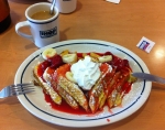 [no_rights] Petit déjeuner à Missoula, Montana.<br>Des <i>French Toasts</i> (pain perdu) aux fraises et à la banane, et un café.<br>Et on n'a même pas honte, pas du tout.