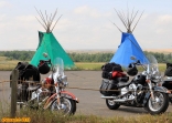 [no_rights] Site de la bataille de Little Bighorn, Montana, Etats-Unis.<br>Devant les tipis indiens, les nouvelles montures des cow-boys.<br>Le super sans plomb a remplacé l'avoine.<br>Le nom de ces montures: <i>Softail Heritage</i>: drôle d'héritage...