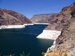 Le barrage de Hoover a été construit sur le fleuve Colorado, à la frontière entre l'Arizona et le Nevada. Il a donné lieu à la naissance du lac Mead, importante base de loisirs.<br>Les travaux ont débuté pendant la grande crise économique des années 30.