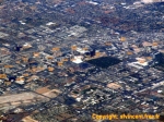 Las Vegas se trouve sur la route aérienne qui relie Paris à Los Angeles.<br>Depuis un Boeing 777, à 11000 mètres d'altitude, il est parfaitement possible d'identifier les hôtels du <i>Strip</i> (Las Vegas boulevard).<br>Ce cliché, complètement amateur, n'a subi qu'une très forte accentuation du contraste sous Photoshop.<br>Bien entendu, le zoom optique x10 du Canon S1 IS était poussé au maximum, mise au point manuelle sur l'infini.