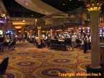 Le <i>Caesars Palace</i>, c'est LE casino de Las Vegas.<br>Luxe et démesure, et les plus grandes vedettes du spectacle.<br>Les salles de jeu vous paraissent désertes ? C'est normal, il y avait un match de boxe retransmis sur écran géant à l'autre bout de la salle (si, si !).<br><br>Par ailleurs, prendre des photos dans un casino est interdit et vous expose à une expulsion immédiate sans ménagement. On est très joueurs...
