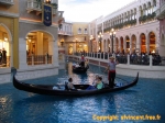 Las Vegas.<br>Le <i>Venetian</i> est un modèle réduit de la ville de Venise.<br>Il abrite un centre commercial couvert, un hôtel,des restaurants et bien sûr, un casino.<br>Des canaux ont été reconstitués, et on peut se faire promener par des gondoliers qui chantent en italien. Ma si !