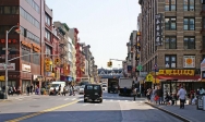 NEW YORK, Chinatown.<br>East Broadway. Au fond, Manhattan Bridge.