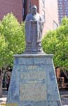 NEW YORK, Chinatown.<br>Sur Confucius Plaza, on trouve une statue de... Confucius !