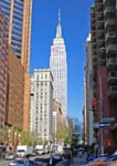 New York.<br>L'Empire State Building, vu depuis l'angle de Lexington Avenue et de la 34ème rue.