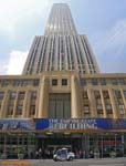 New York.<br>L'Empire State Building, vu depuis la 5ème Avenue.<br><font size=-1>Vu depuis la rue, il ne semble pas aussi haut qu'il l'est: c'est carrément décevant (si, si !).</font>