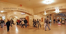 NEW YORK, Grand Central Terminal.<br>Dans le dédale de couloirs, on trouve de nombreux commerces. Remarquez, au dessus des distributeurs automatiques de billets, le <a href='/voyages/Etats-Unis/New_York/Ground_Zero/FlagOfHeroes.jpg.load.php'>Flag of Heroes</a>.