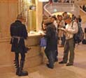 NEW YORK, Grand Central Terminal.<br>Dans un hall de gare, on croise des gens parfois... comment dire... hors du commun !