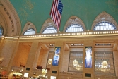 NEW YORK, Grand Central Terminal.<br>Les travaux des années 80 et 90 ont permis la redécouverte du plafond du hall principal, orné d'un ciel étoilé parsemé de constellations, qui était caché sous une couche de saleté et de suie. C'est vraiment splendide, et les photos sont impuissantes à restituer le spectacle qui s'offre à vos yeux !