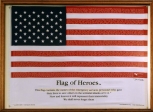 [no_rights] NEW YORK.<br>Toujours à l'affût des opportunités, des petits malins ont flairé le bon filon, avec le <i>Flag Of Heroes</i>, une bannière étoilée sur laquelle sont inscrits les noms des pompiers tués le 11 septembre 2001.<br>Puisqu'on vous dit que c'est pour une bonne cause !<br><font size=-1>C'est pour les vendeurs de tissus nécessiteux ?</font>