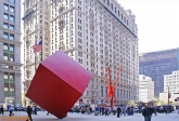 NEW YORK.<br>Sur Liberty Plaza, le <i>Noguchi's Cube</i> (un cube !), et un amas d'acier de 21 mètres de haut, intitulé <i>Joie de Vivre</i> (?!), perpétré par Mark di Suvero.