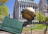 NEW YORK.<br>Un peu à l'écart de <i>Ground Zero</i>, les restes de <i>La Sphère</i>, sculpture fortement endommagée lors de l'effondrement des tours jumelles.<br><font size=-1>Oeuvre commune de Fritz Koenig et Oussama Ben Laden.</font>