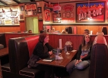 [no_rights] New York, Famous Dave's Bar B Que.<br>Houlà, aurait-on trop forcé sur la Budweiser ?<br>Mais non, on déconne !