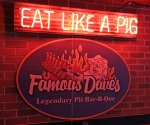 [no_rights] New York, Famous Dave's Bar B Que.<br><i>Mangez comme un porc</i>, tout un programme...