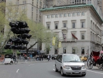 [no_rights] New York, Central Park.<br>Notre cocher a beau avoir la langue bien pendue, il n'a pas pu nous expliquer ce que représente cette oeuvre d'art à base de boudins noirs !
