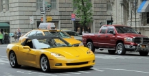 [no_rights] New York City.<br>Attention, une voiture jaune peut en cacher une autre.<br>Eh non, les taxis de New York ne sont pas des Corvettes.
