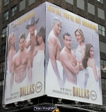 [no_rights] New York City, Times Square.<br>Dallas est de retour !<br>Cette fois, c'est une production à petit budget:<br>même pas de quoi payer des chemises aux acteurs,<br>ils sortent tous de la douche à poil !<br>Ou alors c'est l'effet DSK ?