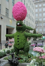 [no_rights] New York City, Rockefeller Center.<br>Un lapin de Pâques facétieux.