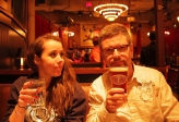 [no_rights] New York, Heartland Brewery, Empire State Building.<br>Eh bien oui, je prends une bière: inutile de faire cette tête.<br>Et puis, j'ai une auréole sur la tête, donc tout va bien...