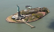 [no_rights] New York City, vol en hélicoptère.<br>Vue d'en haut, miss Liberty en impose beaucoup moins...