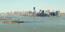 [no_rights] New York City, vol en hélicoptère.<br>Liberty Island et Ellis Island précèdent la skyline de Manhattan.<br>Les tours du nouveau World Trade Center poussent comme des champignons. Elles ne vont pas tarder à défier l'Empire State Building...