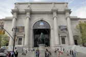 [no_rights] New York City, West Central Park, Muséum d'histoire naturelle.<br>Devant l'entrée, une statue équestre de Théodore Roosevelt, Président de 1901 à 1909.<br>Les films <i>La nuit au musée</i> ou encore <i>Relic</i> s'y déroulent.<br>Il faudra absolument le visiter un de ces jours...