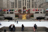 [no_rights] New York City, Rockefeller Plaza.<br>La patinoire est encore en place, devant la statue dorée de Prométhée.