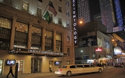 [no_rights] New York City.<br>L'Eglise de la Scientologie jouxte un théatre qui joue <i>Ghost</i>: c'est un signe ?<br>Notez la limousine qui quitte l'Eglise: ils en ont, de l'argent...<br>Remarquez aussi les deux téléviseurs, de part et d'autre de l'entrée: ils servent à haranguer les passants en pleine rue.<br>C'est aussi ça, l'Amérique !