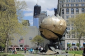 [no_rights] New York City, Battery Park.<br>Les restes de la <i>Sphere</i>, sculpture endommagée par l'effondrement des Twin Towers en 2001.<br>A gauche, le bloc de béton est le QG des Men in Black. Certains prétendent que c'est en fait l'entrée du Battery-Brooklyn tunnel.<br>Et entre les deux, les tours du nouveau World Trade Center, en pleine crise de croissance.