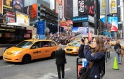 [no_rights] New York, Times Square by day.<br>Par rapport à Piccadilly Circus, c'est mieux ou moins bien ?
