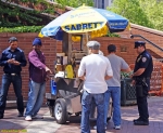 Police de New York (NYPD).<br>Contrairement aux idées reçues, les flics de New York ne sont pas des robocops.<br>Ils doivent se ravitailler de temps en temps, à grands coups de hot dogs !