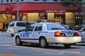 Police de New York (NYPD).<br>Véhicule de patrouille.<br>Notez la devise sur la portière arrière: <i>Courtesy - Professionalism - Respect</i> (courtoisie, professionnalisme, respect).